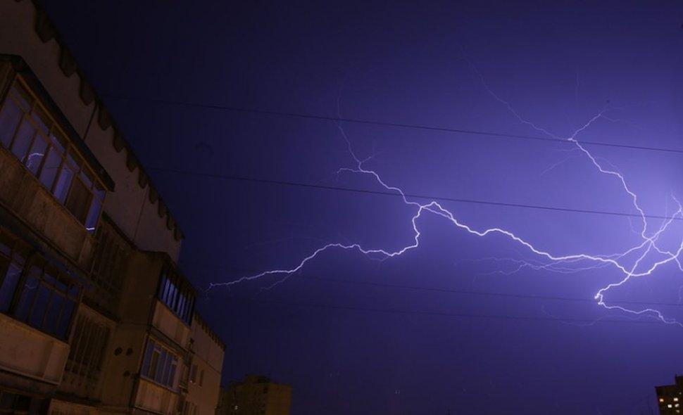 COD PORTOCALIU în București și în mai multe județe ale țării: Ploi torențiale, vijelie şi descărcări electrice