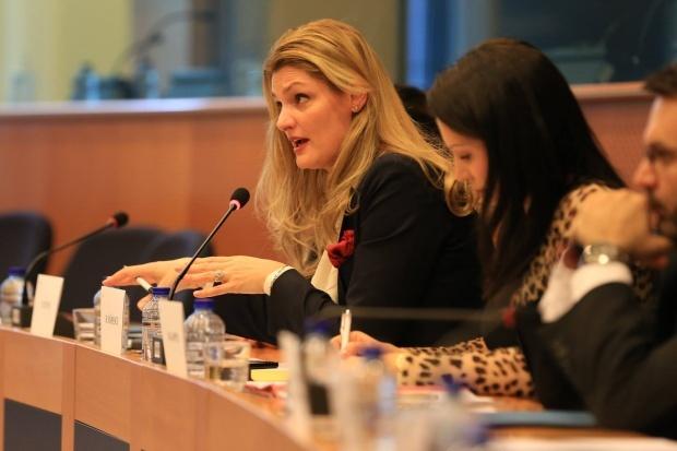 O cunoscută femeie-politician din România, jefuită în timp ce conducea un Porsche. Hoții o țintuiesc cu arme de foc, o culcă la pământ, o lovesc și o obligă să le dea cheile 594666