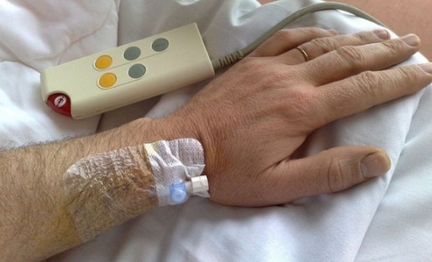 Un tânăr din Târgu Jiu, bolnav de cancer la plămâni, a fost infectat cu stafilococ auriu. Medicii refuză să îl transfere