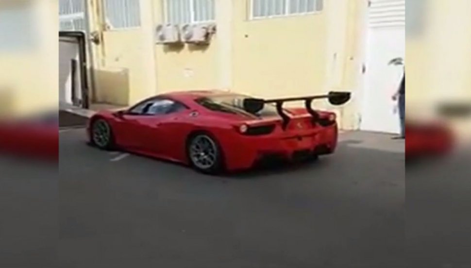 O mașină Ferrari a rămas fără o ușă după un accident stupid petrecut în Capitală. VIDEO