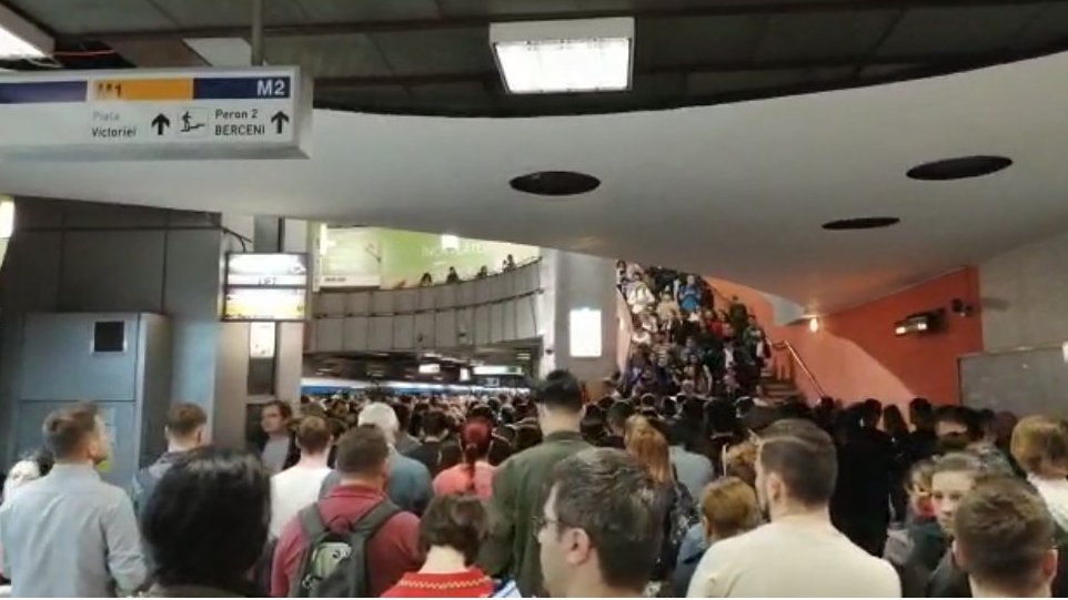 Probleme noi la metrou, pe magistrala 2. Aglomerație infernală la stația de metrou Piața Victoriei, luni dimineață