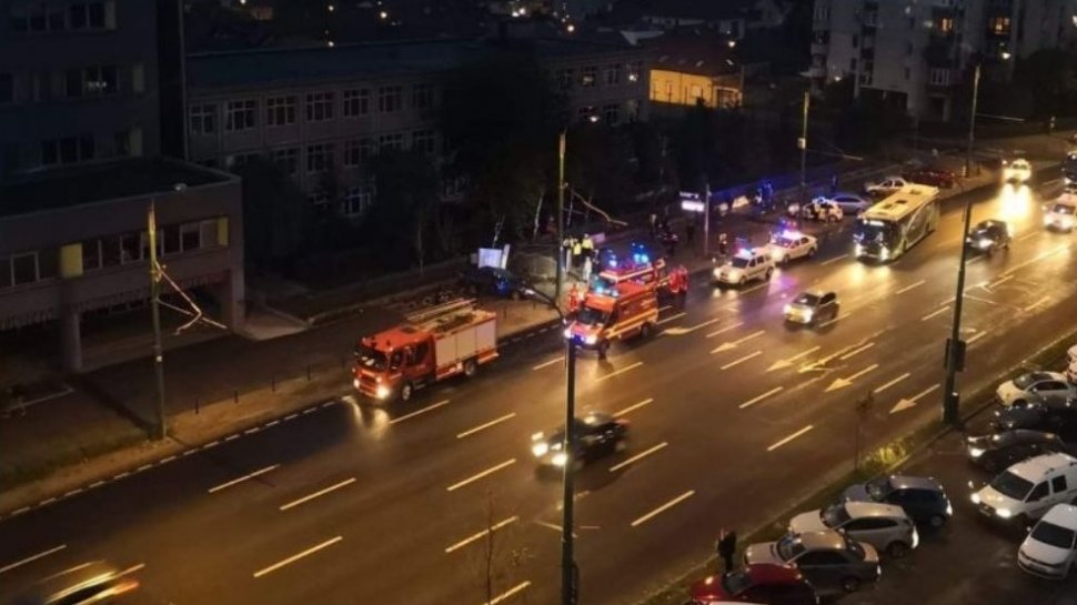 Scene de groază într-o stație din Brașov. Un șofer a făcut prăpăd pe șosea. O femeie s-a ales cu un picior amputat 