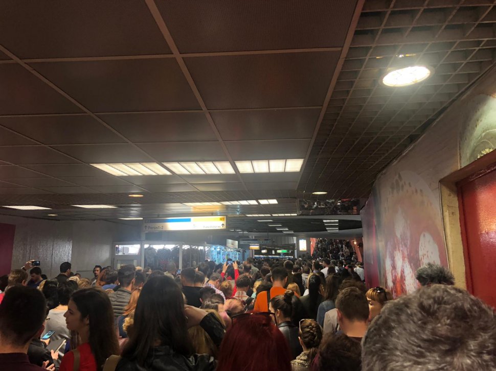 Aglomerație infernală miercuri dimineață pe magistrala de metrou Berceni-Pipera. Sute de oameni au fost blocați în stațiile Unirii și Victoriei - FOTO