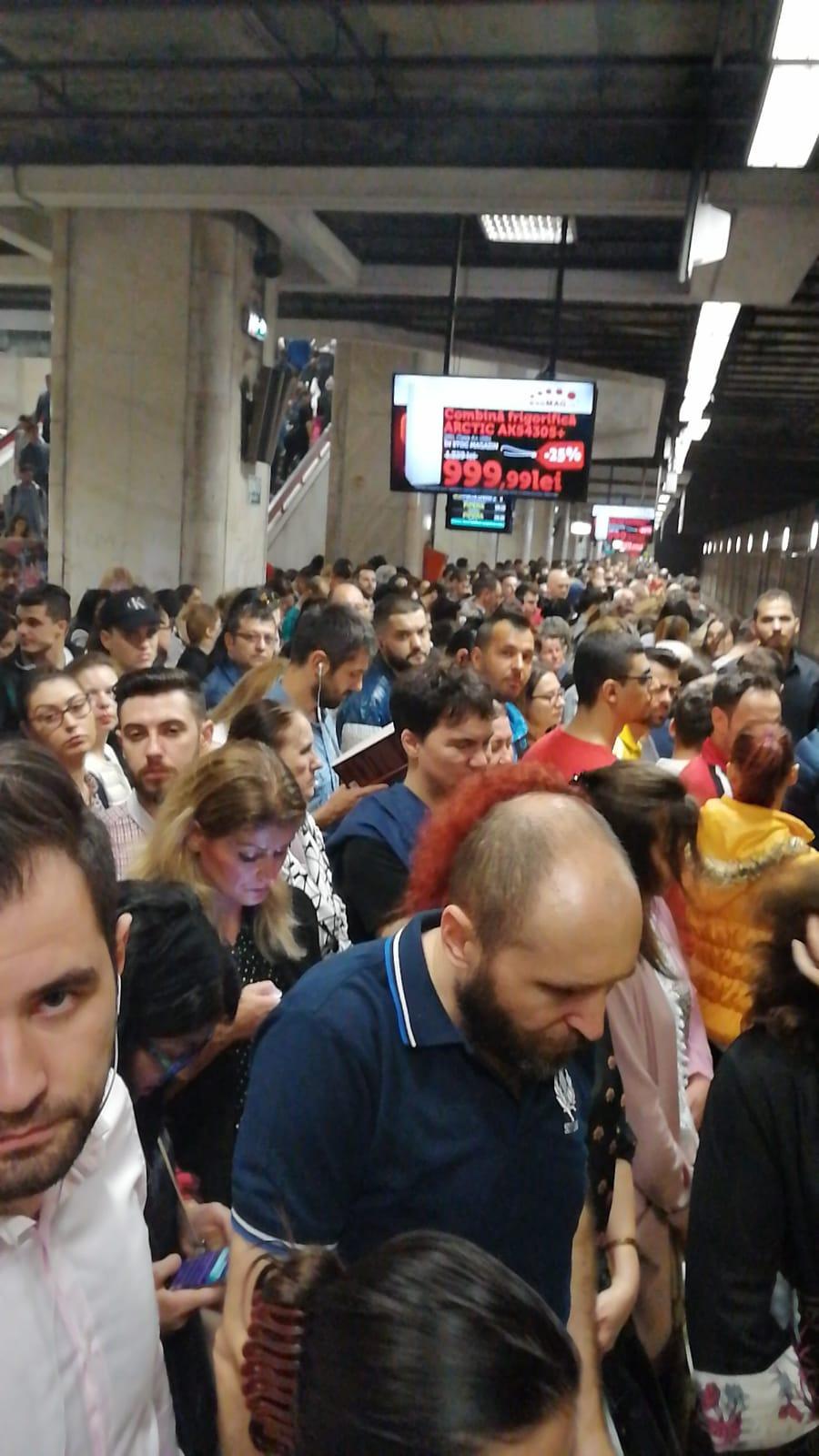 Aglomerație infernală miercuri dimineață pe magistrala de metrou Berceni-Pipera. Sute de oameni au fost blocați în stațiile Unirii și Victoriei - FOTO 595007