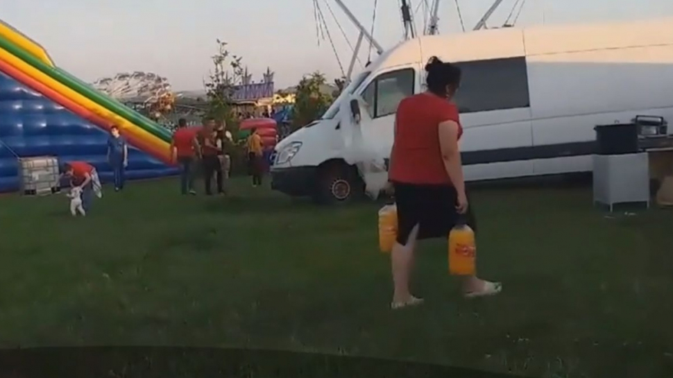 Situație revoltătoare la un târg din Botoşani. Vânzătorii au dat spectatorilor suc din praf concentrat şi apă de irigat gazonul 