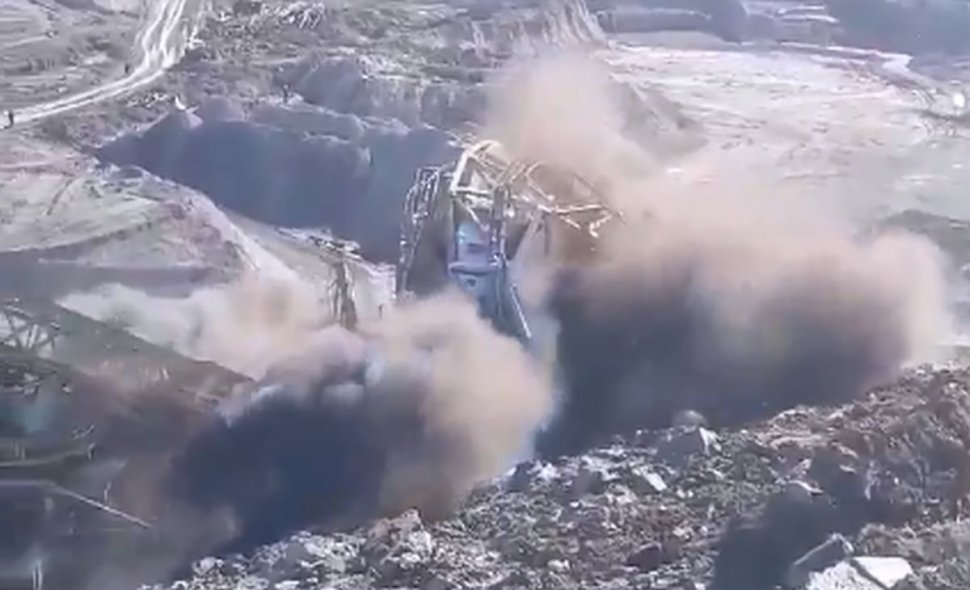 Imagini dramatice surprinse la exploatarea minieră de la Alunu, în Vâlcea. Un excavator gigant s-a prăbușit - VIDEO