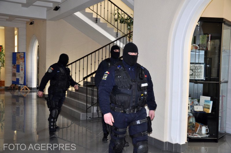 Percheziții la domiciliul rectorului Academiei de Poliție