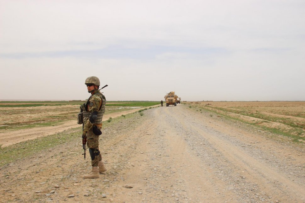 Cine sunt cei cinci militari români răniți în Afganistan. Mașina lor a fost atacată cu un dispozitiv exploziv improvizat