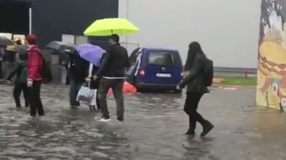 Vremea a făcut prăpăd în Capitală. Cum arată acum străzile Bucureștiului - VIDEO