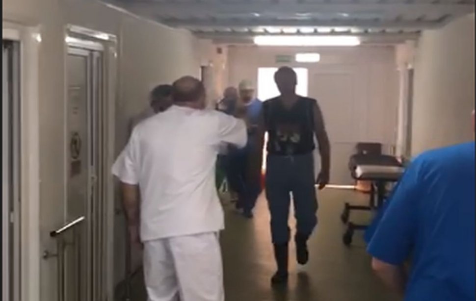 Scandal pe holurile Spitalului de Urgenţă Craiova. Medicii s-au luat la bătaie - VIDEO