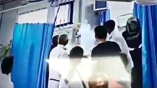 Femeia se simțea foarte rău, așa că a fost adusă de urgență la spital. Medicii au început să-i facă o procedură, când ceva șocant s-a întâmplat. Totul a fost surprins de camera de supraveghere a spitalului. „Așa ceva nu vezi în fiecare zi!” (VIDEO)
