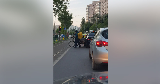 Marius era în trafic pe un bulevard mare din București, când a văzut un biciclist care transporta mâncare. În secunda următoare, a încremenit. Totul se petrecea sub ochii lui! "Nu mai inervați reguli!" VIDEO