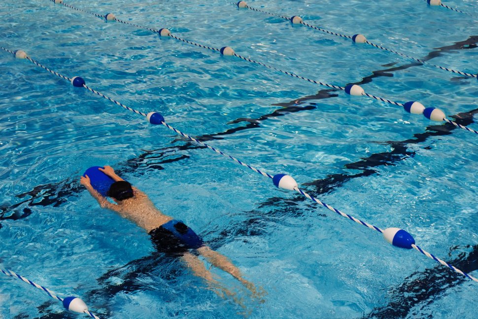 Metodele prin care o instructoare învață copiii să înoate sunt revoltătoare. Experții spun că cei mici pot rămâne cu traume pe viață. Cu toate acestea, părinții sunt foarte mulțumiți