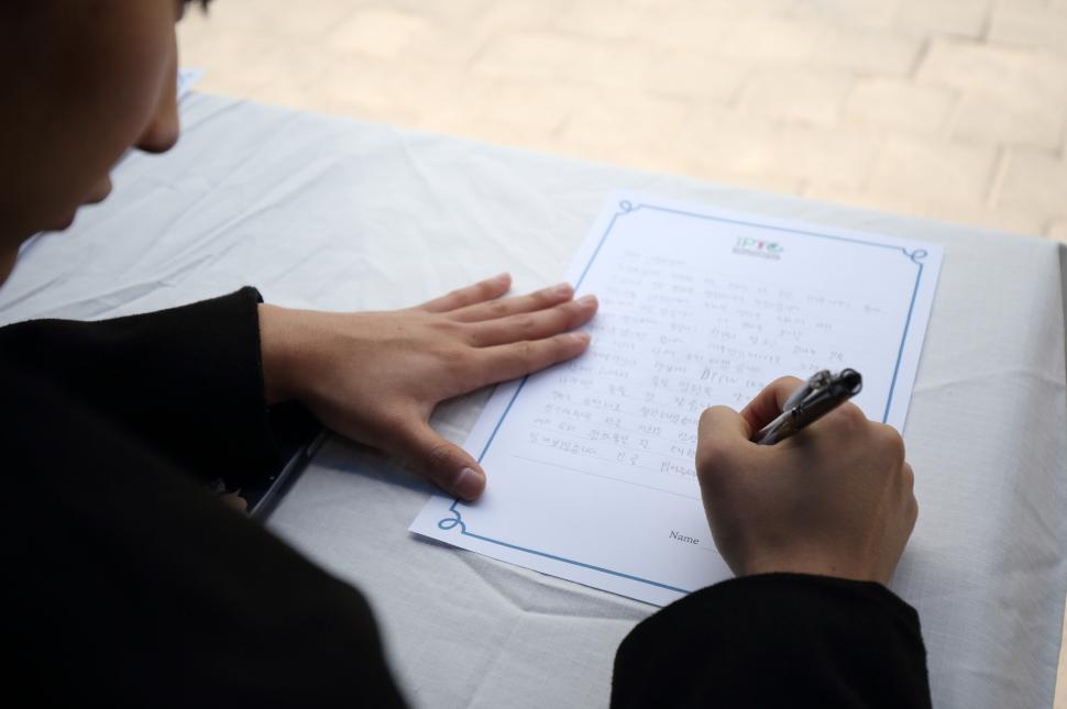 Se împlinesc şase ani de la semnarea Declarației de Pace Mondială    596378