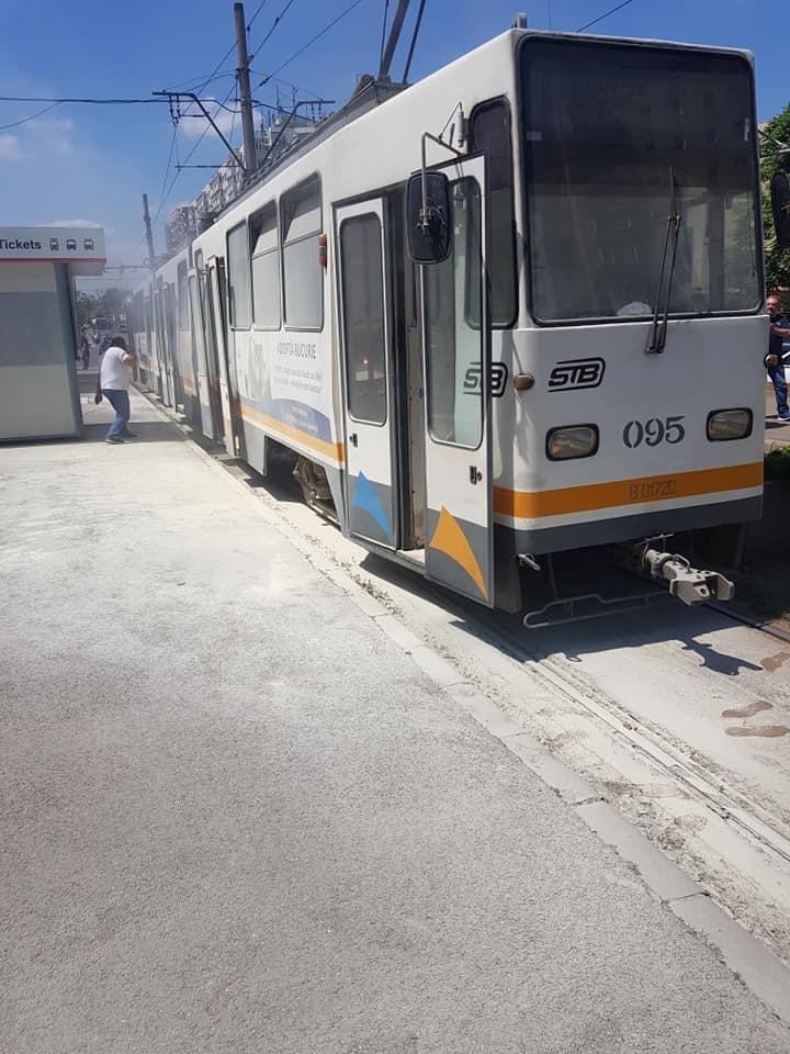 Tramvai în flăcări,  în zona Dristor din Capitală (FOTO-VIDEO) 596356