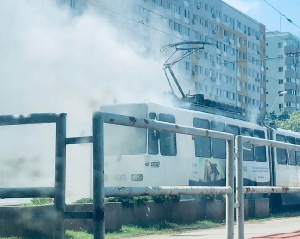 Tramvai în flăcări,  în zona Dristor din Capitală (FOTO-VIDEO)