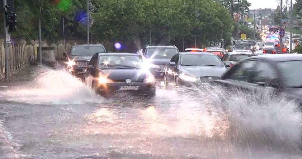 Furtună în Capitală! Cantitatea de apă adusă de ploaie a ajuns şi la 25 de litri pe metru pătrat