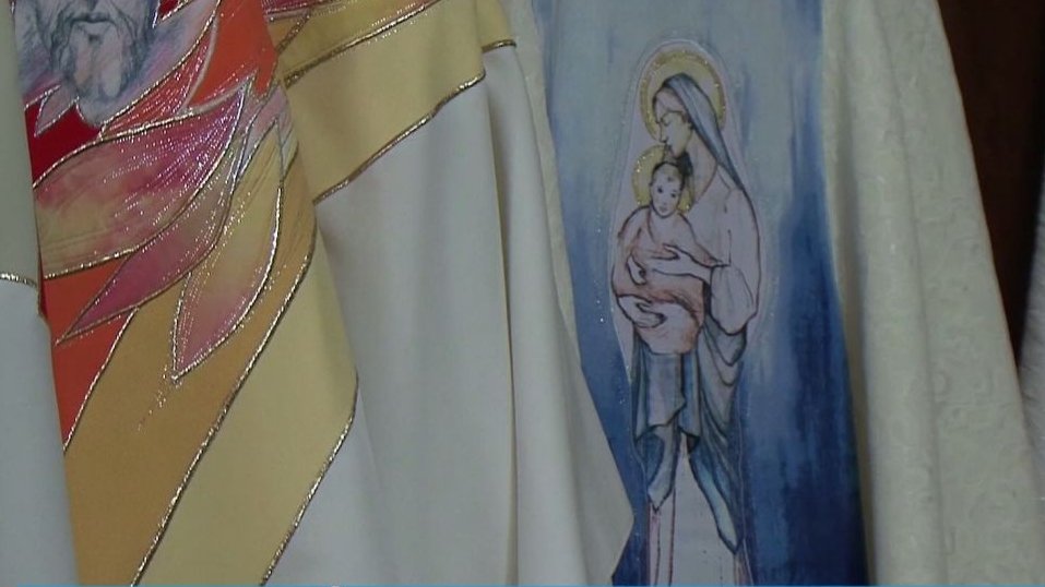 Haine româneşti pentru Papa Francisc! Cum va arăta veşmântul liturgic pe care îl va purta la ceremonia de la Şumuleu Ciuc