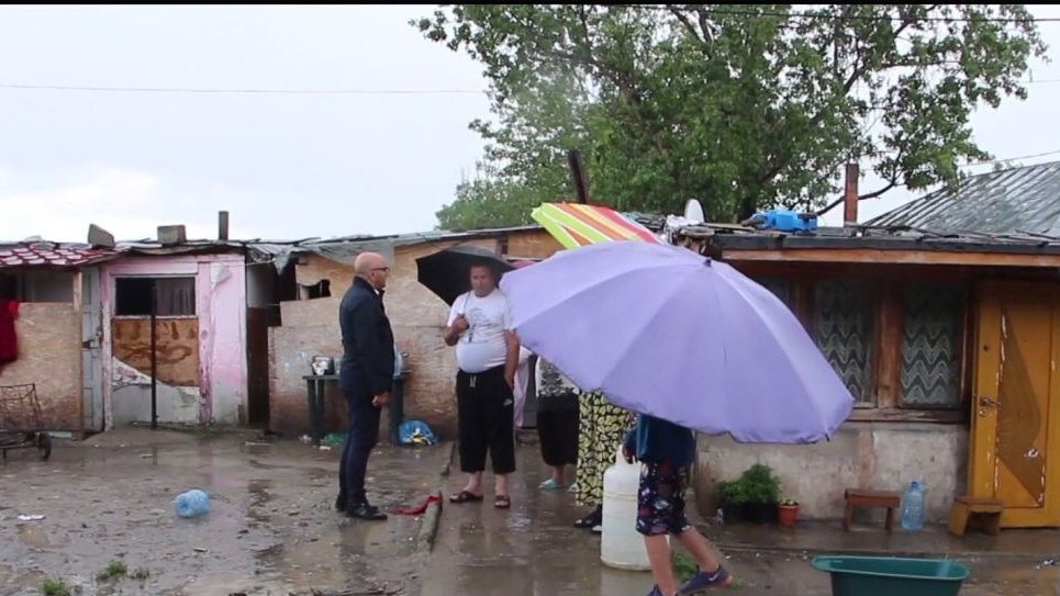 Opt familii trăiesc într-o tabără improvizată la marginea Buzăului 