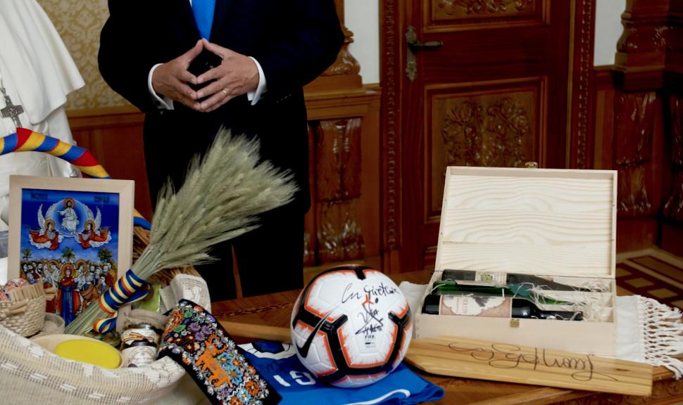 Cât costă vinurile pe care Iohannis i le-e făcut cadou Papei Francisc 596786