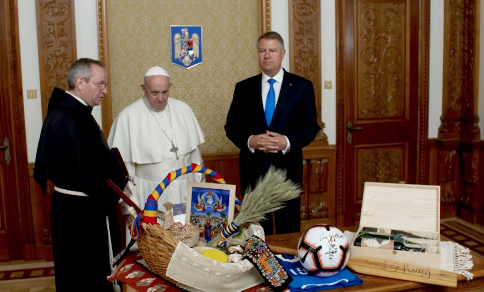 Ce cadou i-a făcut Klaus Iohannis, Suveranului Pontif