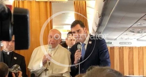 Ce le-a spus Papa Francisc jurnaliștilor români în avionul cu care vine de la Roma: Sper ca vremea să țină cu noi