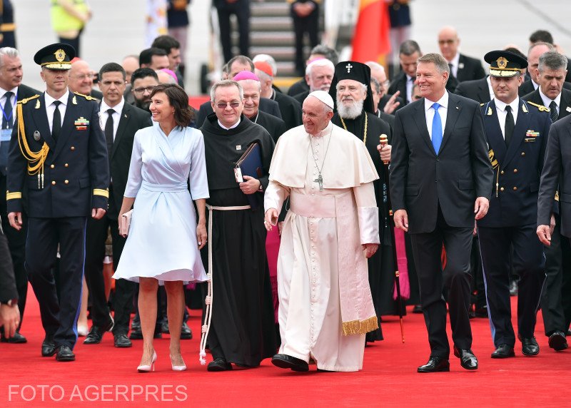 Iulia Albu desființează ținuta purtată de Carmen Iohannis la întâlnirea cu Papa Francisc: ”Abuzează de un privilegiu care nu îi aparține” 