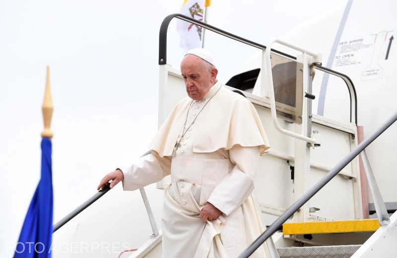 Papa Francisc în România. Ce a mâncat Suveranul Pontif în timpul zborului spre București - FOTO