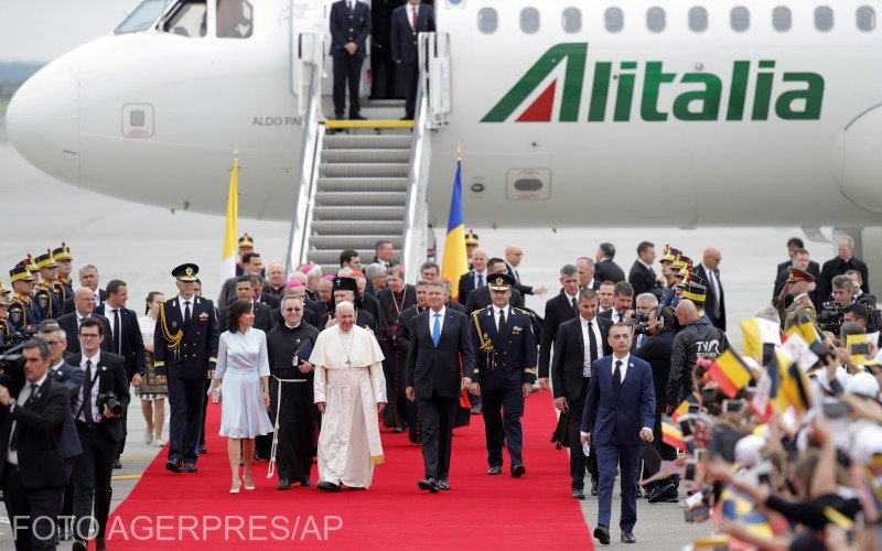 Papa Francisc în România. Cum a venit îmbrăcată Carmen Iohannis în întâmpinarea Suveranului Pontif (VIDEO)