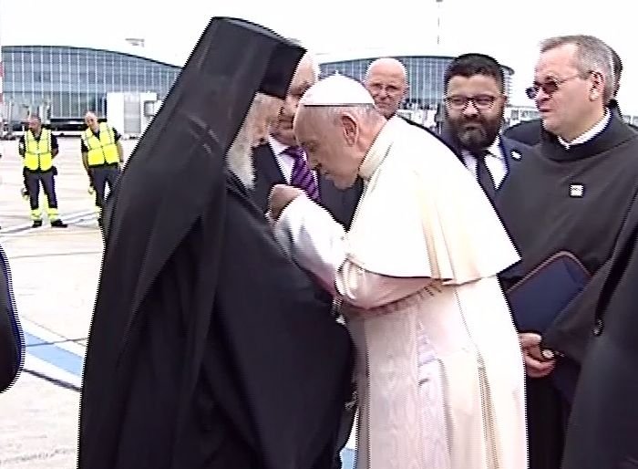 Papa Francisc în România. Gest impresionant făcut de Suveranul Pontif pe Aeroportul Otopeni - FOTO și VIDEO