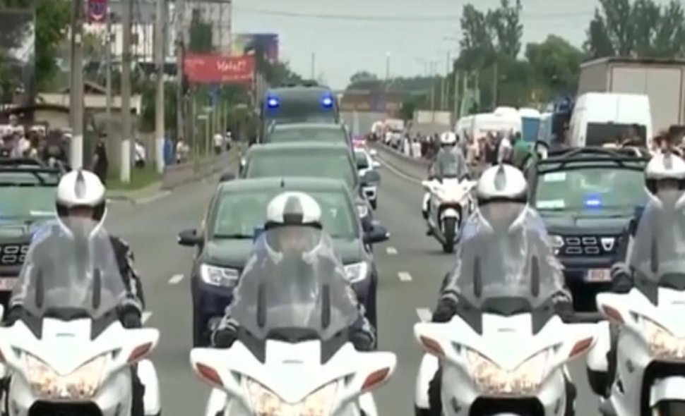 Papa Francisc în România. Incredibil, oamenii au blocat circulația pe DN1 - VIDEO emoționant!