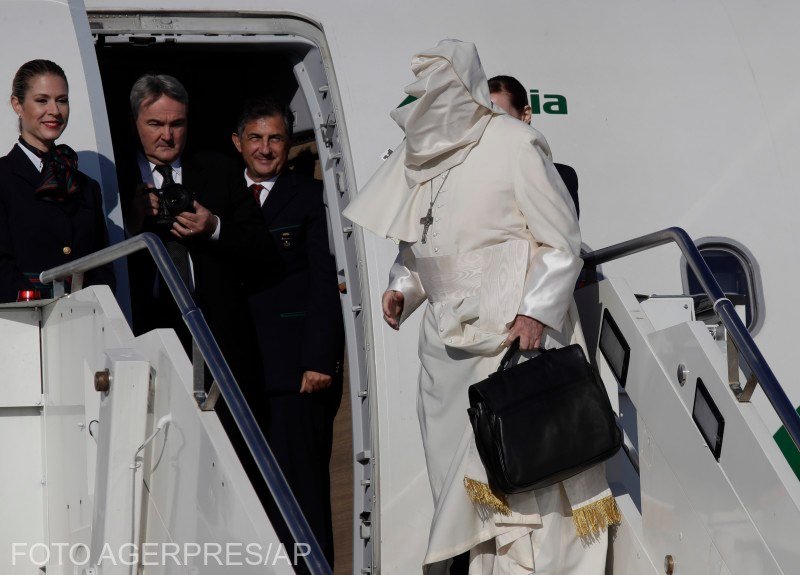 Papa Francisc în România. Moment amuzant cu Suveranul Pontif înainte de decolare  FOTO şi VIDEO
