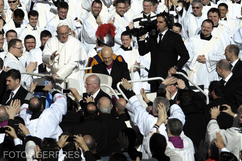 Papa Francisc în România. Suveranul Pontif, primit la Aeroportul Otopeni de Klaus Iohannis