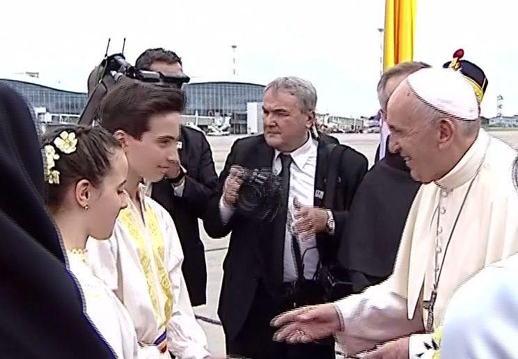 Povestea uimitoare a copiilor care l-au întâmpinat pe Papa Francisc pe Aeroportul Otopeni