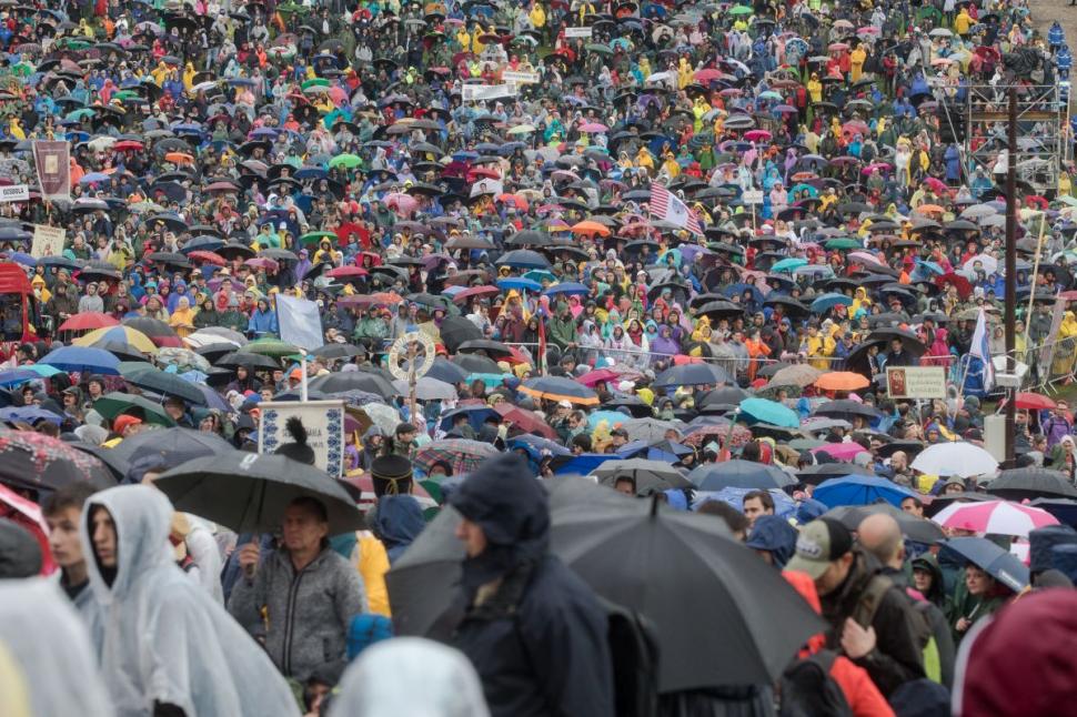 Papa Francisc, mesaj pentru români și maghiari: A peregrina semnifică provocarea de a descoperi şi de a transmite spiritul de a trăi împreună, de a nu ne fi teamă să ne amestecăm, de a ne întâlni şi de a ne ajuta 596957