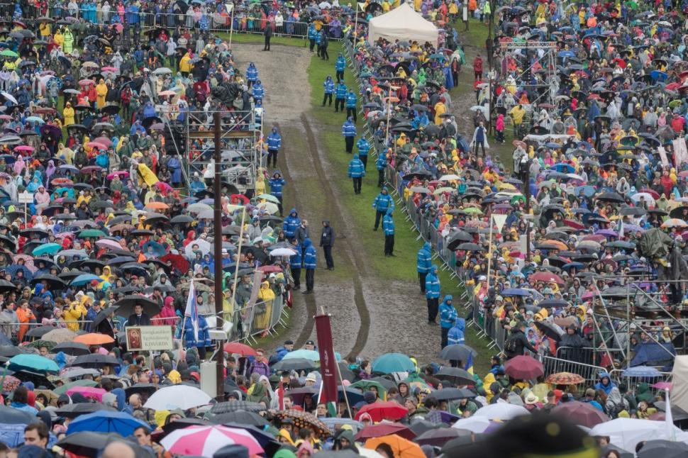 Papa Francisc, mesaj pentru români și maghiari: A peregrina semnifică provocarea de a descoperi şi de a transmite spiritul de a trăi împreună, de a nu ne fi teamă să ne amestecăm, de a ne întâlni şi de a ne ajuta 596958
