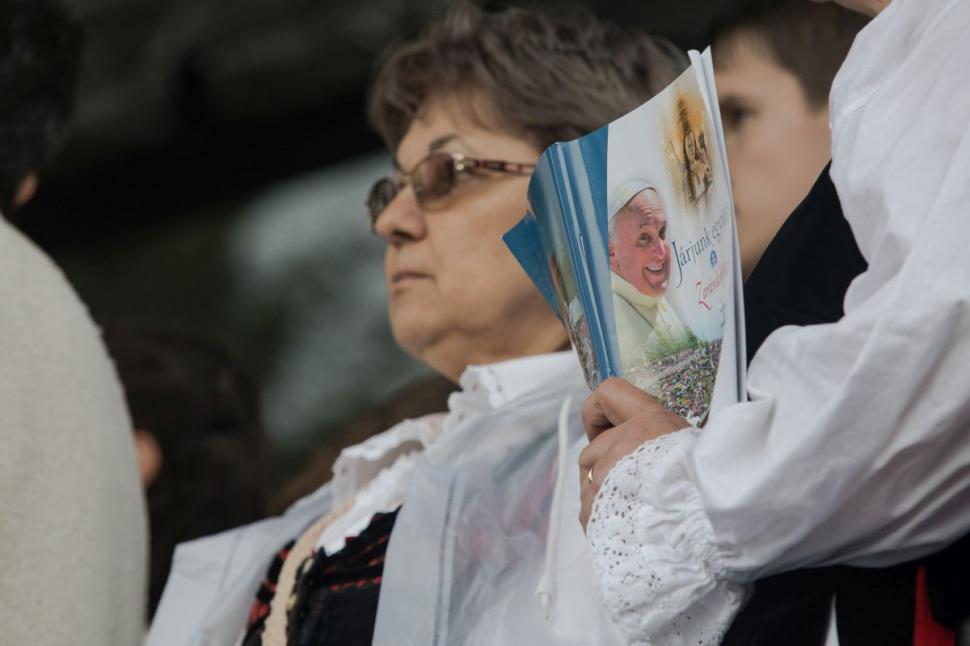 Papa Francisc, mesaj pentru români și maghiari: A peregrina semnifică provocarea de a descoperi şi de a transmite spiritul de a trăi împreună, de a nu ne fi teamă să ne amestecăm, de a ne întâlni şi de a ne ajuta 596962