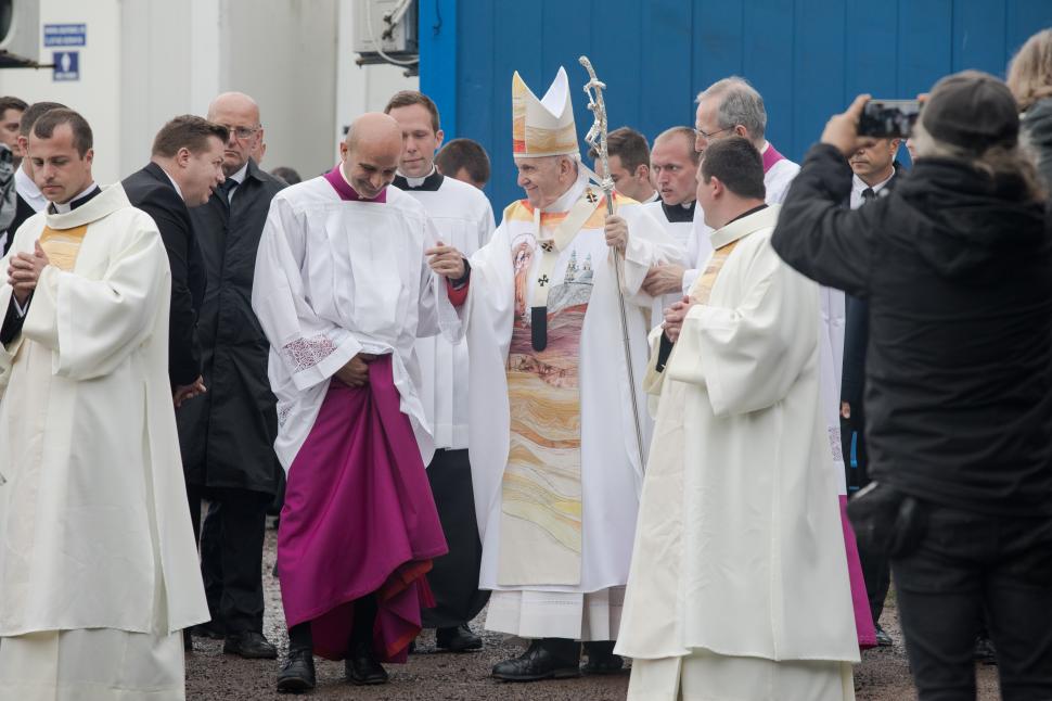 Papa Francisc, mesaj pentru români și maghiari: A peregrina semnifică provocarea de a descoperi şi de a transmite spiritul de a trăi împreună, de a nu ne fi teamă să ne amestecăm, de a ne întâlni şi de a ne ajuta 596967