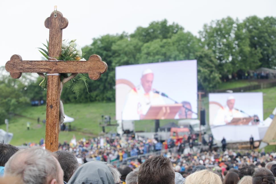 Papa Francisc, mesaj pentru români și maghiari: A peregrina semnifică provocarea de a descoperi şi de a transmite spiritul de a trăi împreună, de a nu ne fi teamă să ne amestecăm, de a ne întâlni şi de a ne ajuta 596973