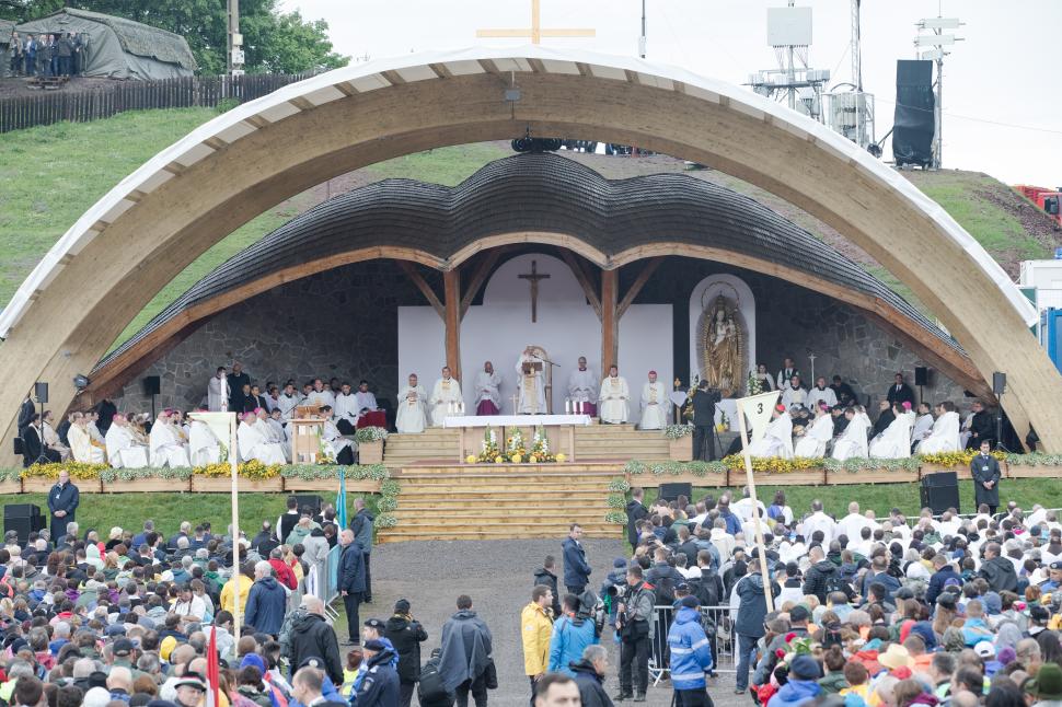 Papa Francisc, mesaj pentru români și maghiari: A peregrina semnifică provocarea de a descoperi şi de a transmite spiritul de a trăi împreună, de a nu ne fi teamă să ne amestecăm, de a ne întâlni şi de a ne ajuta 596974