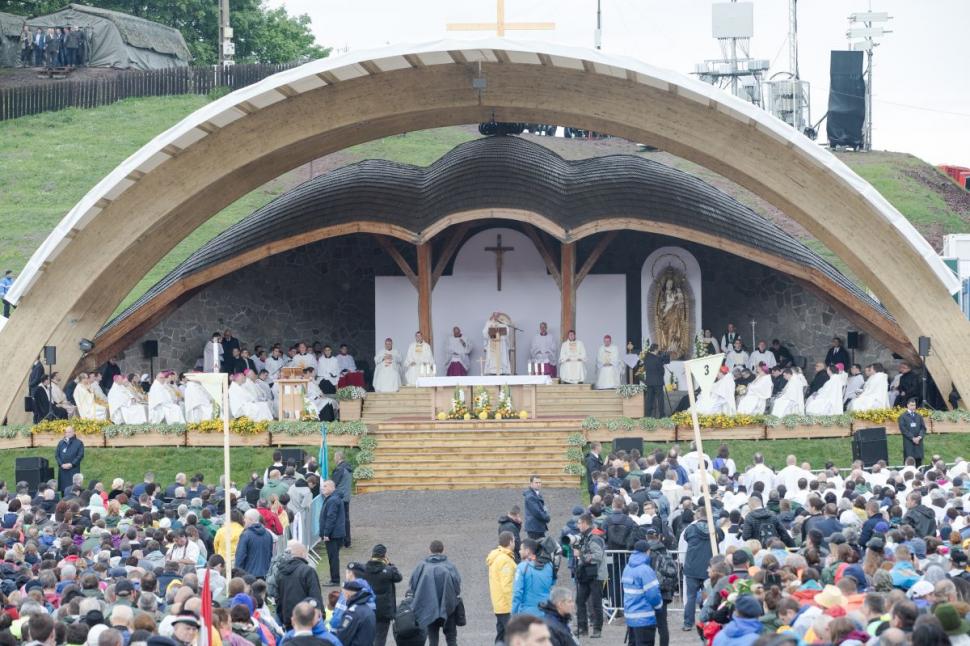 Papa Francisc, mesaj pentru români și maghiari: A peregrina semnifică provocarea de a descoperi şi de a transmite spiritul de a trăi împreună, de a nu ne fi teamă să ne amestecăm, de a ne întâlni şi de a ne ajuta 596975