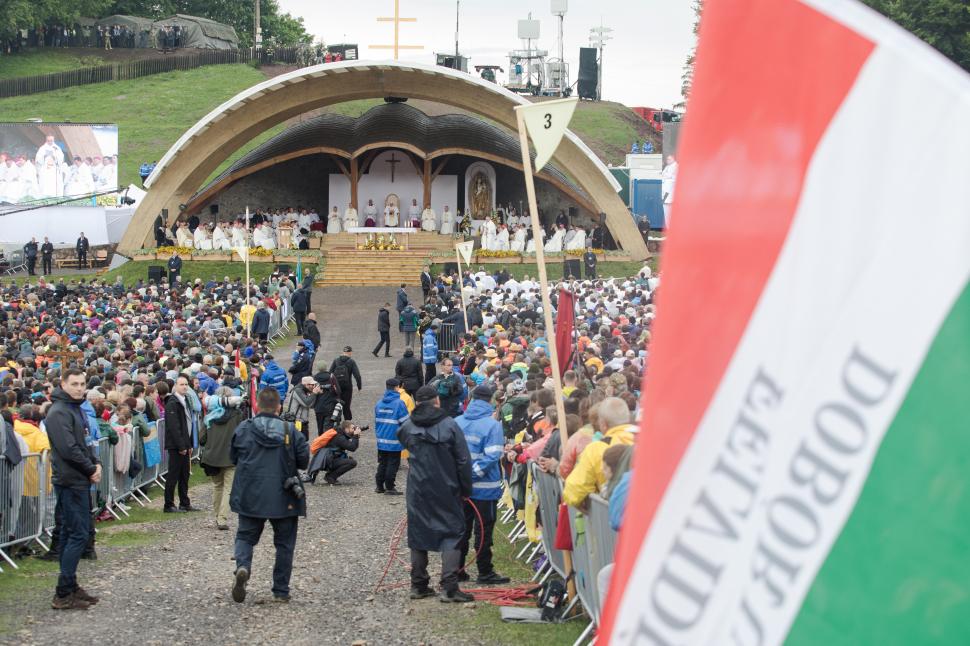 Papa Francisc, mesaj pentru români și maghiari: A peregrina semnifică provocarea de a descoperi şi de a transmite spiritul de a trăi împreună, de a nu ne fi teamă să ne amestecăm, de a ne întâlni şi de a ne ajuta 596982