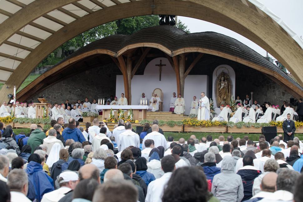 Papa Francisc, mesaj pentru români și maghiari: A peregrina semnifică provocarea de a descoperi şi de a transmite spiritul de a trăi împreună, de a nu ne fi teamă să ne amestecăm, de a ne întâlni şi de a ne ajuta 596984