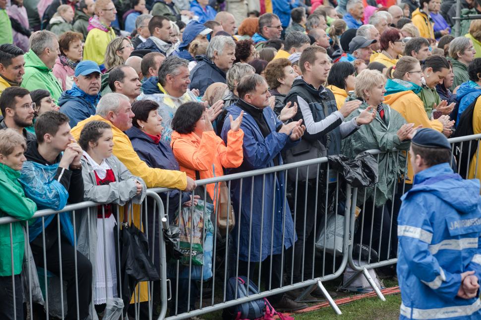 Papa Francisc, mesaj pentru români și maghiari: A peregrina semnifică provocarea de a descoperi şi de a transmite spiritul de a trăi împreună, de a nu ne fi teamă să ne amestecăm, de a ne întâlni şi de a ne ajuta 596988