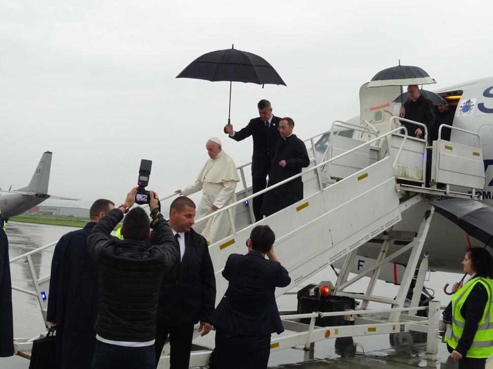 Primele imagini cu Papa Francisc la sosirea pe aeroportul din Târgu Mureș - FOTO