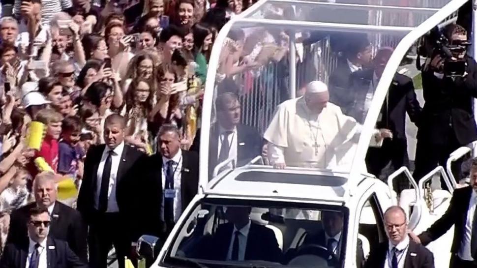 Papa Francisc a plecat spre Roma: "Mă întorc acasă îmbogățit din România"  597085