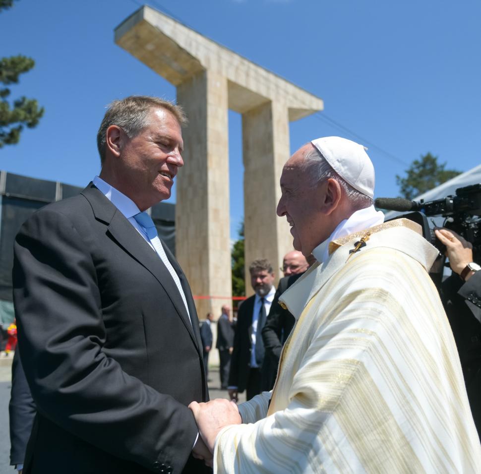 Papa Francisc a plecat spre Roma: "Mă întorc acasă îmbogățit din România"  597141