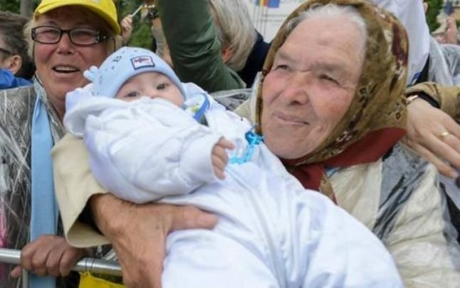Cine este bunica de care a vorbit Papa Francisc la Iași. Bătrâna venise să-l vadă pe Suveranul Pontif cu nepotul său de doar două luni