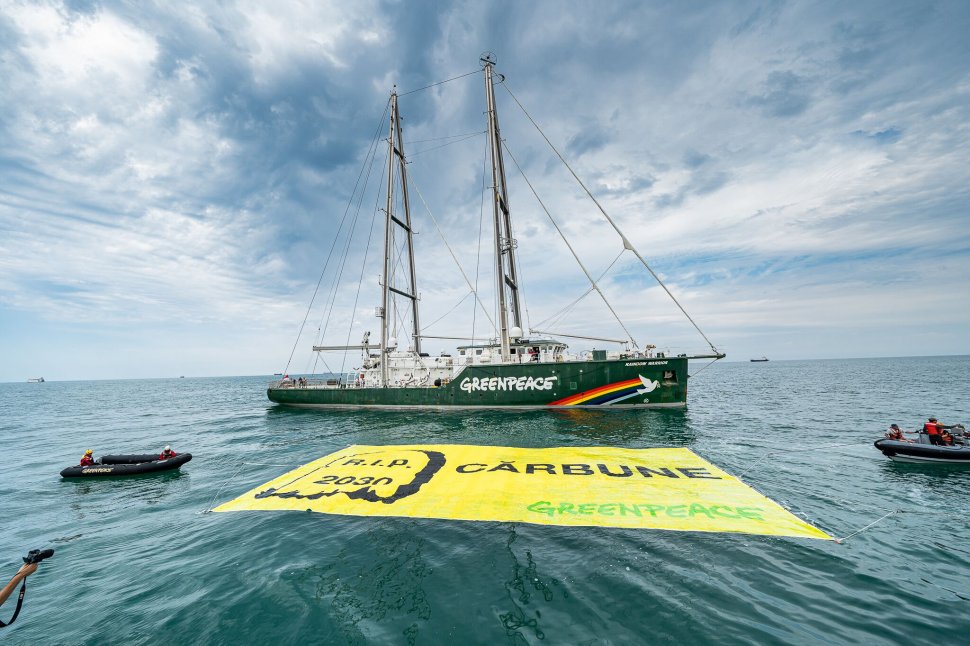 Greenpeace România somează Ministerul Energiei să renunțe la cărbune, prin două acțiuni inedite