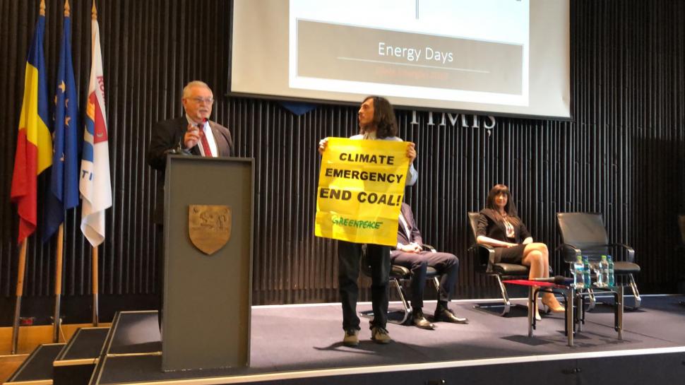 Greenpeace România somează Ministerul Energiei să renunțe la cărbune, prin două acțiuni inedite 597410